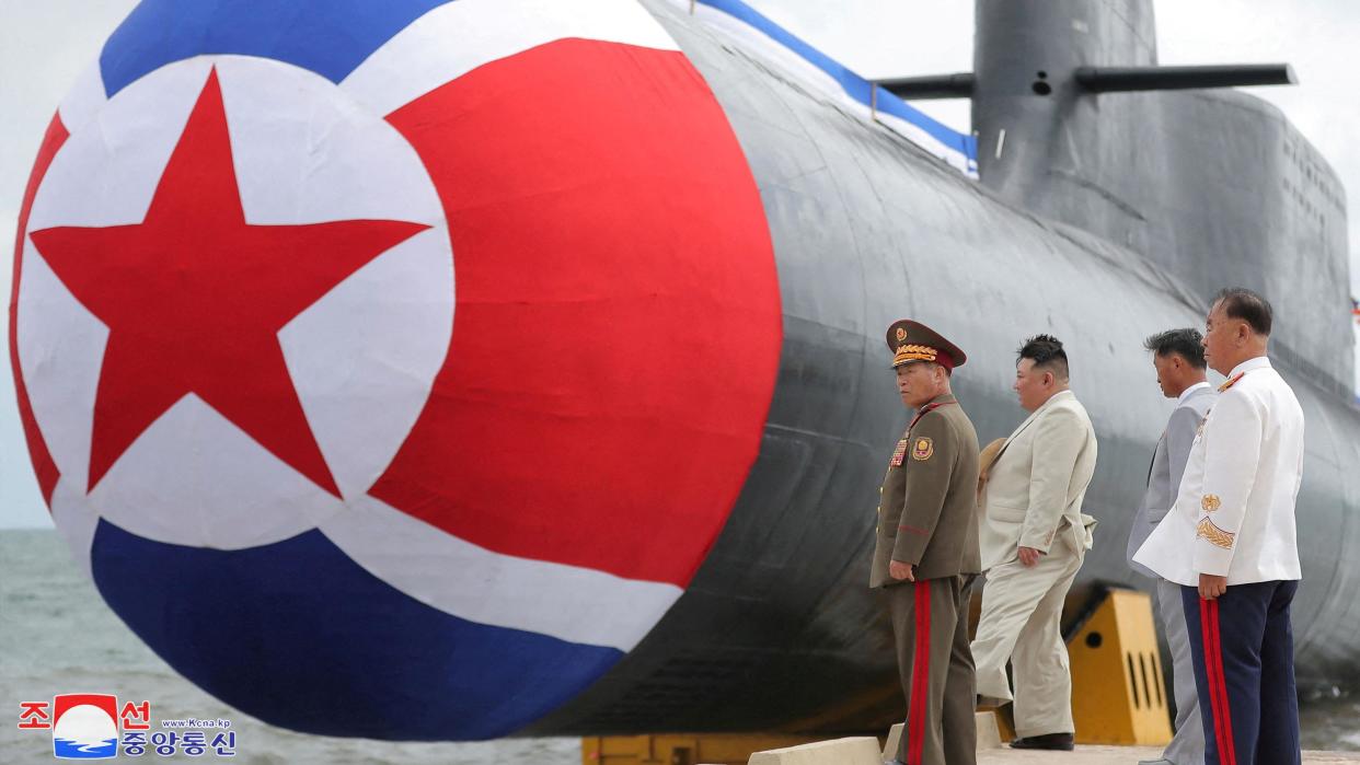 Kim Jong-un y otras autoridades junto al submarino