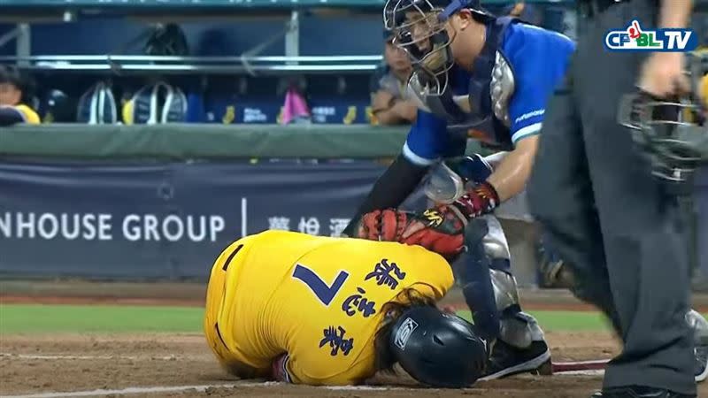 張志豪遭觸身球。（圖／翻攝自CPBL TV）