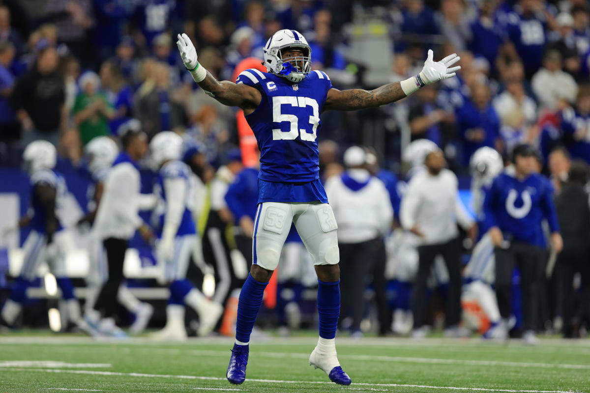 Indianapolis Colts linebacker Darius Leonard reads New England