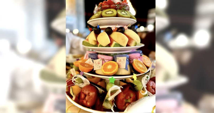 6層浮誇水果塔端上桌，視覺味蕾雙饗宴。（圖／擷取自Facebook／高閔琳 Minlin KAO）