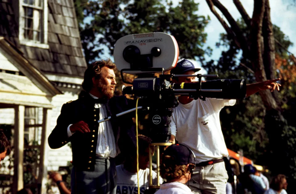 Kevin Costner directs 1990's 
