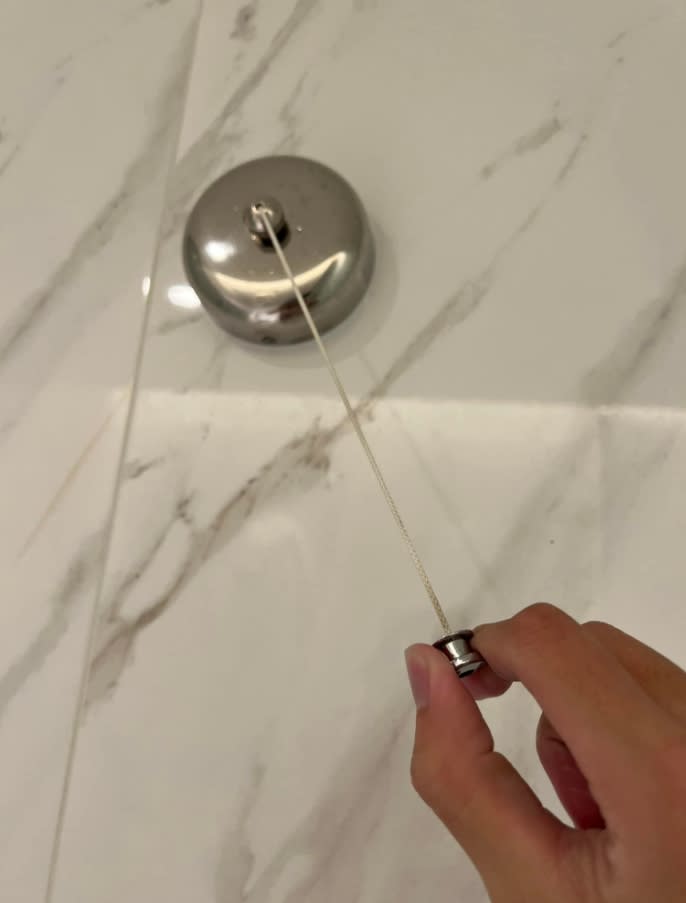 飯店浴室為何有「公車鈴」？知情網友揭真正用途。（圖／翻攝自爆系知識家）