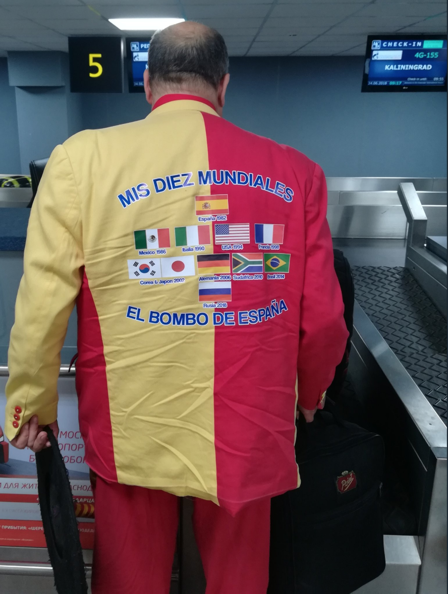 Manolo el del bombo luce una chaqueta con sus 10 Mundiales. | Foto: Twitter