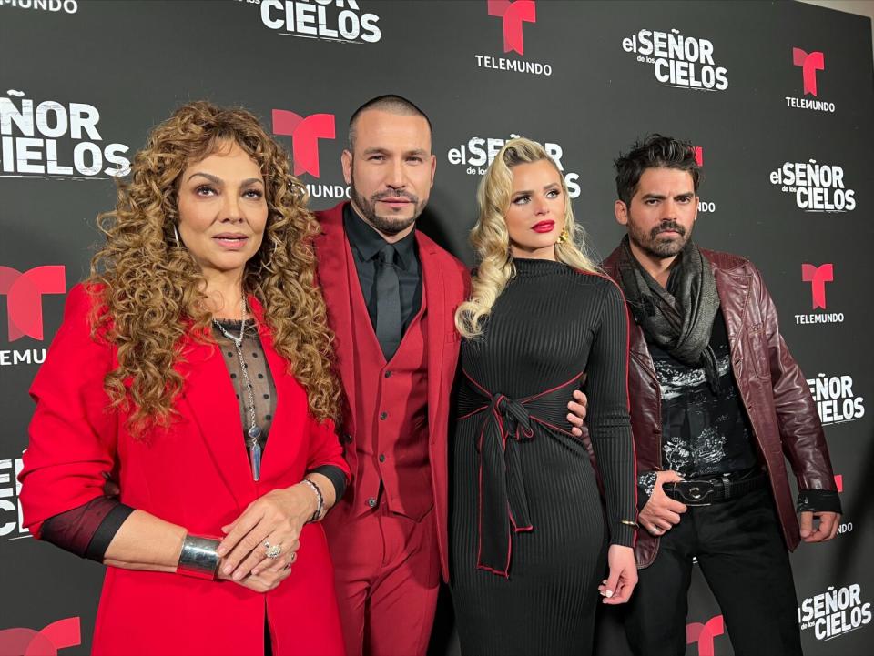 Elenco de El Señor de los Cielos durante la premier en Los Ángeles.