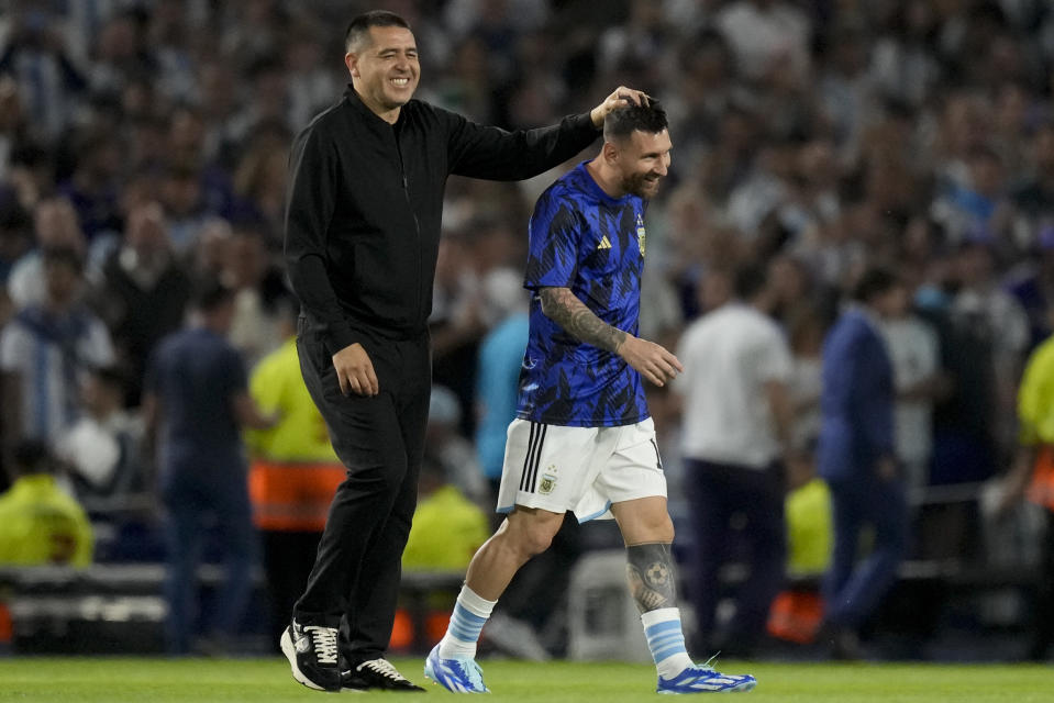 Juan Román Riquelme, vicepresidente de Boca Juniors, saluda al delantero argentino Lionel Messi previo al partido contra Uruguay por las eliminatorias del Mundial, el jueves 16 de noviembre de 2023, en Buenos Aires. (AP Foto/Matías Delacroix)