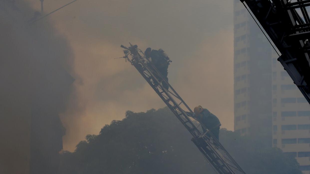 Dichter Qualm hüllt die Gegend um das brennende Hotel in Manilas Touristenbezirk Ermita ein. Foto: Bullit Marquez/AP