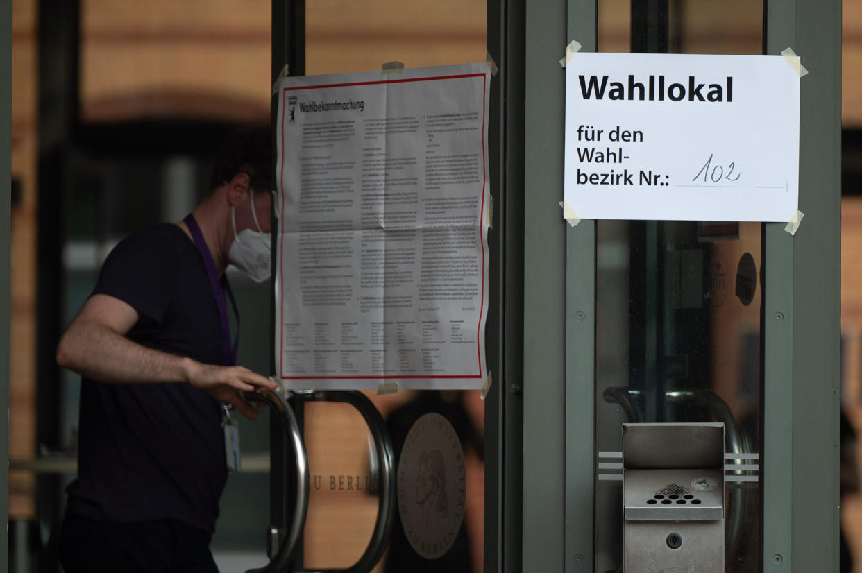 Ein Wahlleiter schließt um 18 Uhr die Tür eines Wahllokals. Am 26. September findet die Bundestagswahl 2021 statt. - Copyright: picture alliance/dpa | Sebastian Gollnow