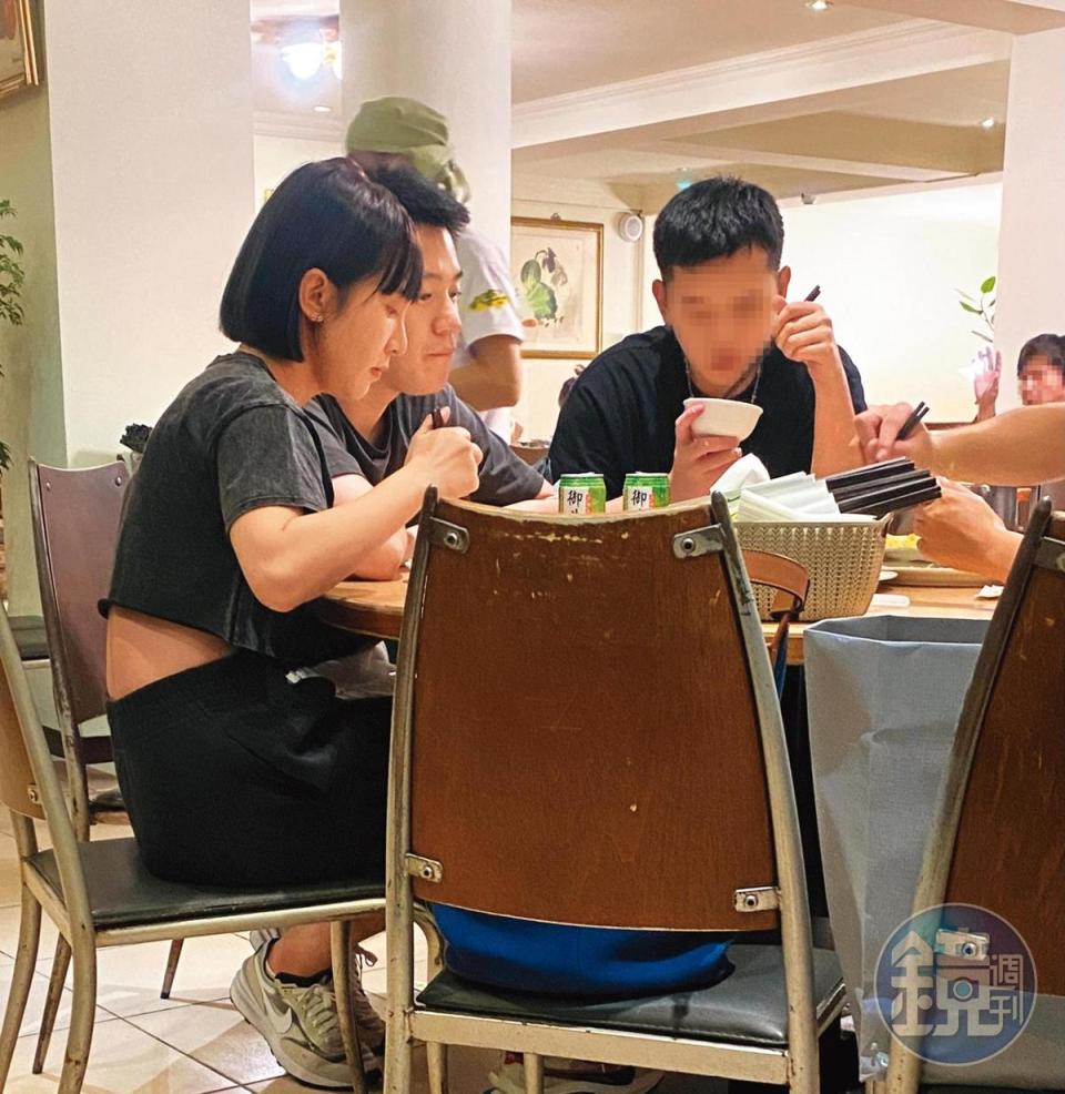 8月29日04：00，讀者直擊溫妮（左）與男友（中）在北市東區吃宵夜。