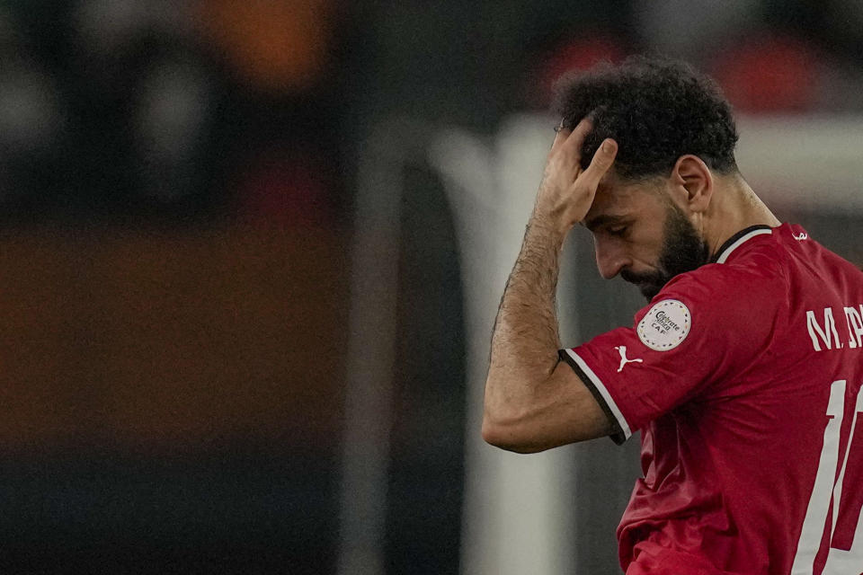 El delantero de Egipto Mohamed Salah abandona el terreno de juego tras lesionarse durante el partido por el grupo B de la Copa Africana frente a Ghana en Abiyán, Costa de Marfil, el jueves 18 de enero de 2024. (AP Foto/Themba Hadebe)