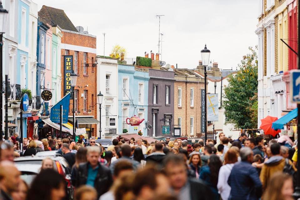 Calle concurrida en el mercado de Portobello Road en Notting Hill, Londres, Reino Unido.