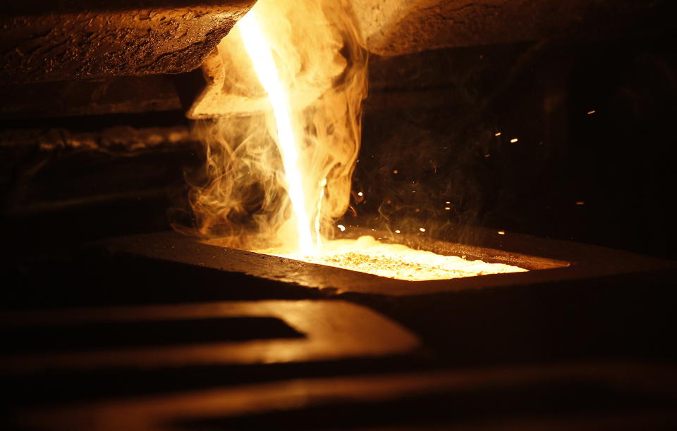 Liquid gold is poured to form gold dore bars at Newmont Mining's Carlin gold mine operation near Elko, Nevada May 21, 2014. The dore bars contain approximately 90 percent gold, 8 percent silver and 2 percent trace material. REUTERS/Rick Wilking (UNITED STATES - Tags: BUSINESS COMMODITIES)