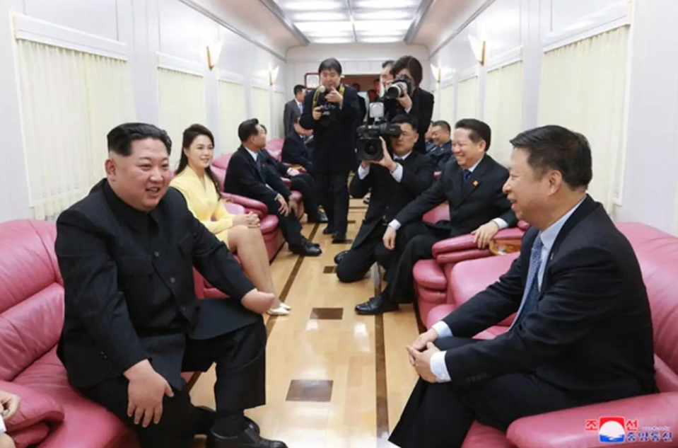 Una de las pocas fotos que existen del interior del lujoso y a la vez misterioso tren a prueba de balas de Kim Jong Un. Foto: KCNA. 