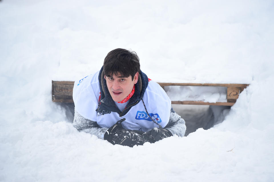 David Skrela (rugby) sort d’un tunnel creusé sous la neige