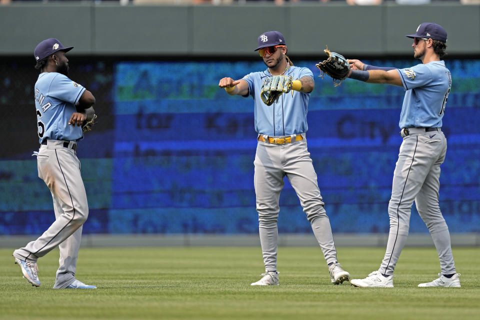 Los jardineros de los Rays de Tampa Bay, el cubano Randy Arozarena, el dominicano Jose Siri y Josh Lowe celebran la victoria en el primer juego de una doble cartelera ante los Reales de Kansas City el sábado 15 de julio del 2023. (AP Foto/Charlie Riedel)