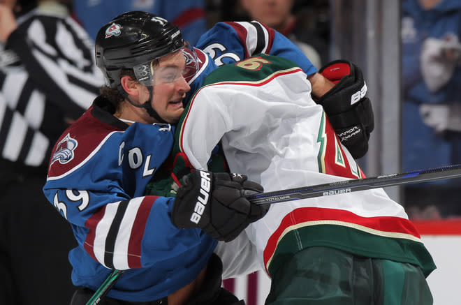 L'Avalanche du Colorado a échangé les attaquants Daniel Winnik et T.J. Galiardi (photo, à gauche), ainsi qu'un choix de septième ronde en 2013 aux Sharks de San Jose en retour des attaquants Jamie McGinn, Mike Connolly et Michael Sgarbossa. (Photo de Doug Pensinger/Getty Images)