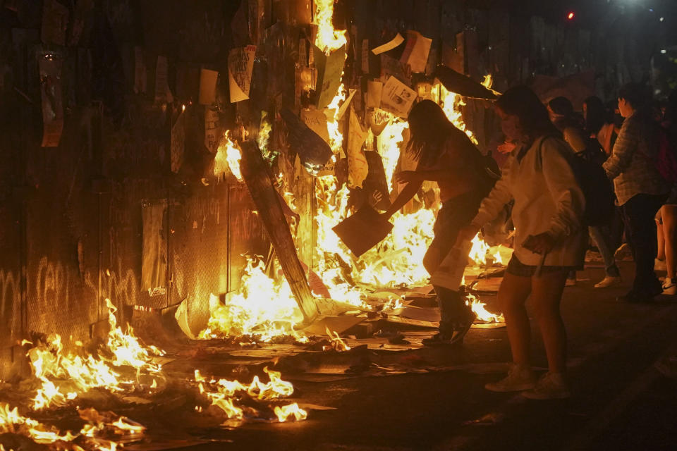 Una barrera policial que rodea el Palacio Nacional arde en llamas, encendida por algunas de las manifestantes que marcharon hasta la plaza del Zócalo para conmemorar el Día Internacional de la Mujer, el viernes 8 de marzo de 2024, en la Ciudad de México. (AP Foto/Aurea del Rosario)