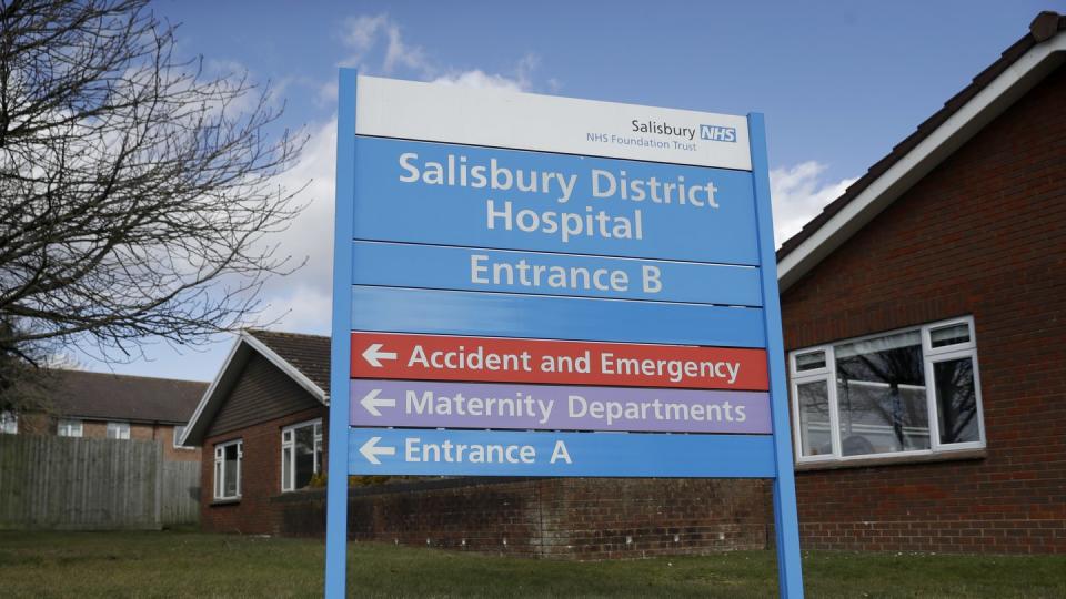 Eingangsschild vor dem Salisbury Memorial Hospital, in dem Sergej Skripal behandelt wurde. Foto: Matt Dunham/AP