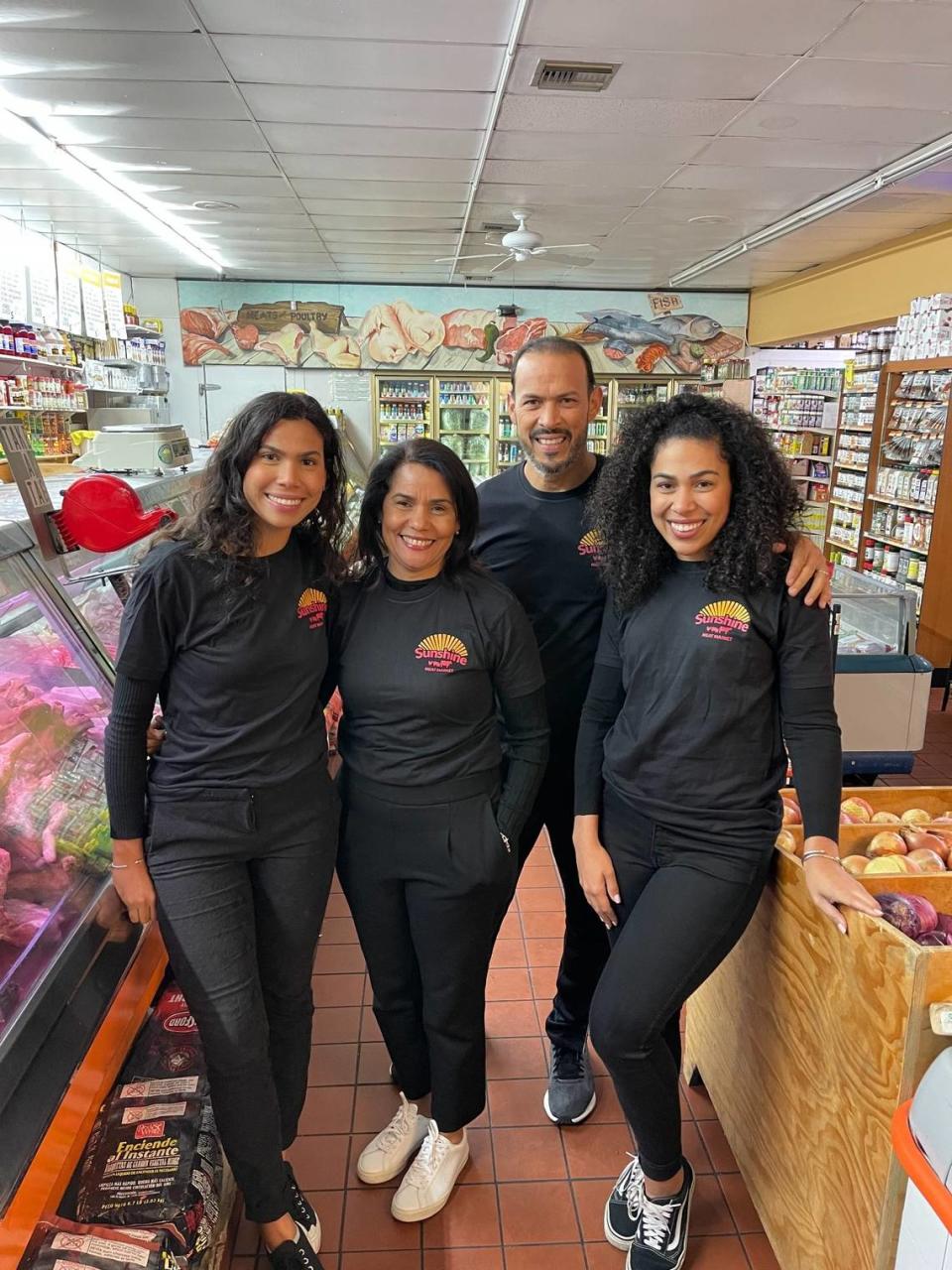 Miembros de la familia Disla posando en Sunshine Meat Market (de izquierda a derecha: Karissa, Sterlyn, Rafael y Vanessa).