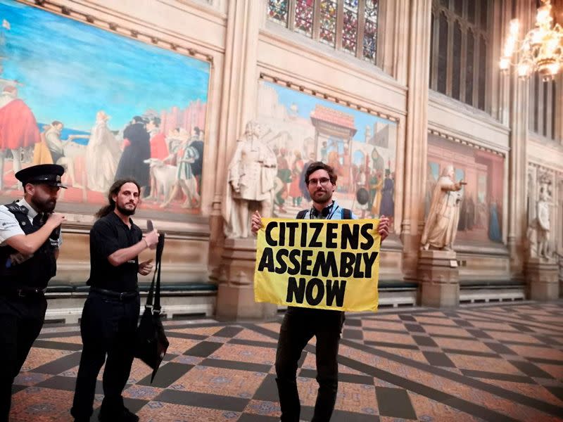 Activistas de Extinction Rebellion protestan dentro de la Cámara de los Comunes en Londres, Gran Bretaña, el 2 de septiembre de 2022, en esta imagen obtenida de las redes sociales