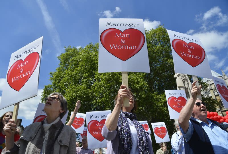 IMAGEN DE ARCHIVO. Manifestantes que protestan contra un proyecto de ley de matrimonio gay sostienen pancartas fuera de las Casas del Parlamento, en Londres, Inglaterra