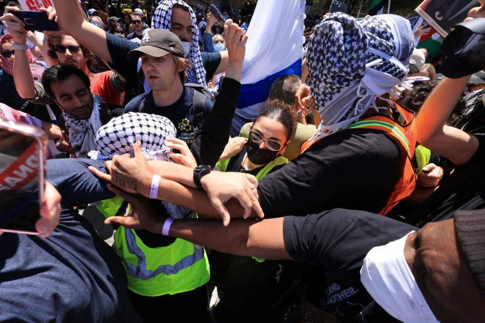 2024年4月28日，加州大學洛杉磯分校（UCLA）支持巴人與支持以色列的示威者爆發衝突。路透社