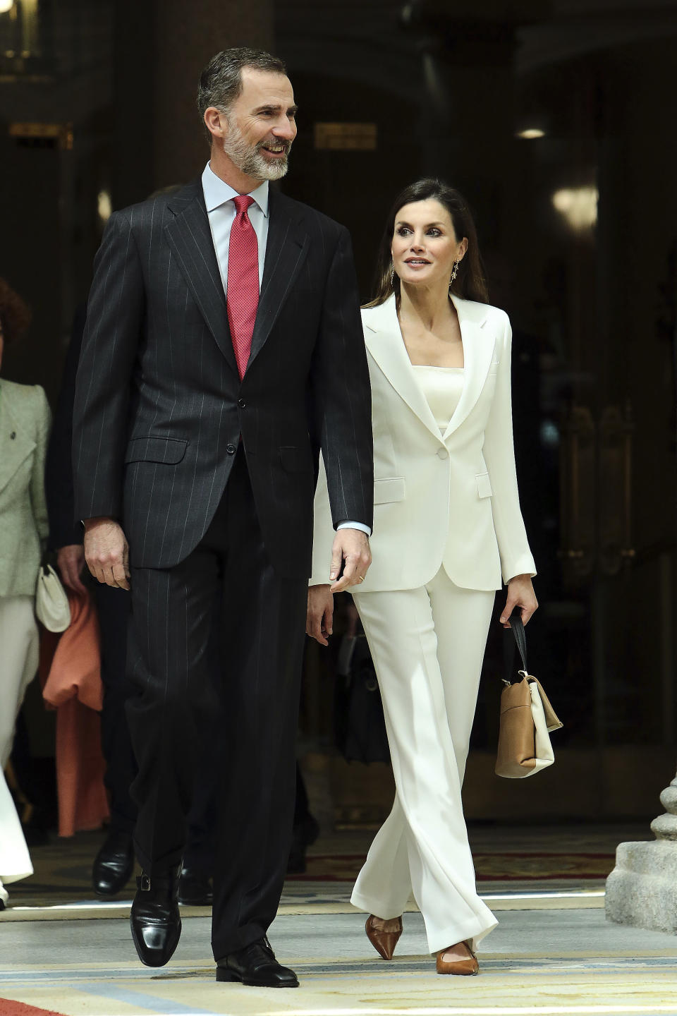 <p>La reina Letizia quiso lucir su traje con estos zapatos sencillos y un look muy fresco/Getty Images </p>