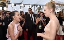 Von Kinderstar zu Ex-Kinderstar: Wer hier genau Fan von wem ist, ist nicht ganz klar. Als Millie Bobby Brown (links) und Dakota Fanning bei den "Screen Actors Guild"-Awards 2018 aufeinandertrafen, kannte die gegenseitige Begeisterung kaum Grenzen. (Bild: John Shearer/Getty Images for People Magazine)