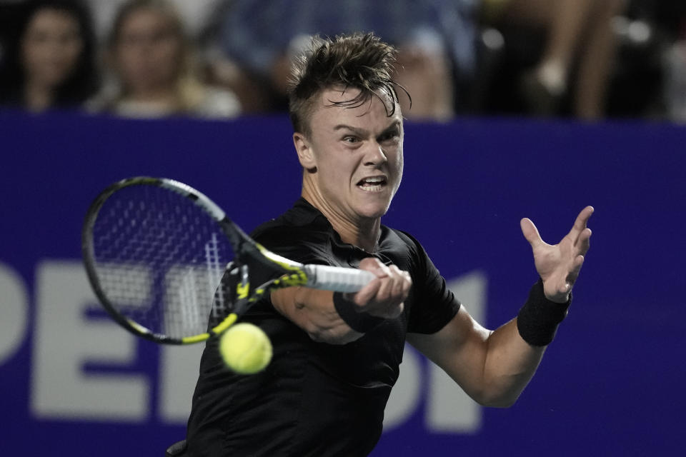 Holger Rune, of Denmark, hits a forehand to Dominik Koepfer, of Germany, during a Mexican Open tennis tournament match in Acapulco, Mexico, Thursday, Feb. 29, 2024. (AP Photo/Eduardo Verdugo)