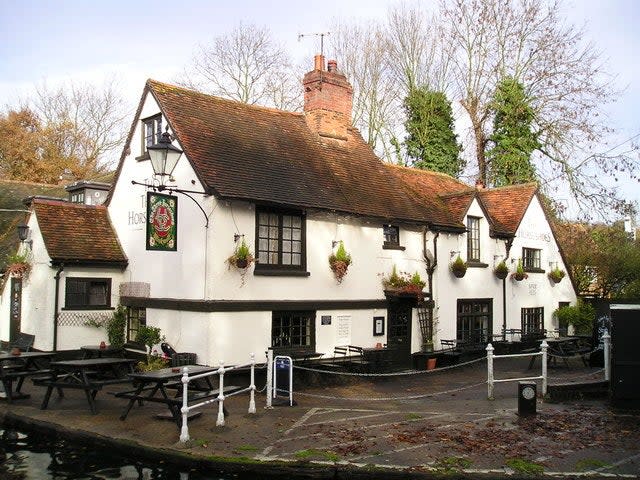 The Three Horseshoes is one of Hemel's most historic pubscanalandriversidepubs.co.uk