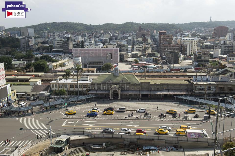 新竹市正推動「新竹大車站計畫」，將在圖右軌道上方開發跨站式大平台。（攝影／林彥廷） 