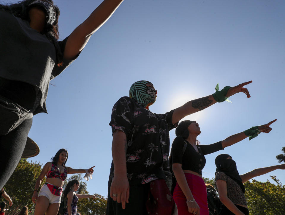 Mujeres interpretan "Un violador en tu camino" en una protesta contra violencia de género en San Bernardo, Chile, el martes 3 de diciembre de 2019. (AP Foto/Esteban Felix)