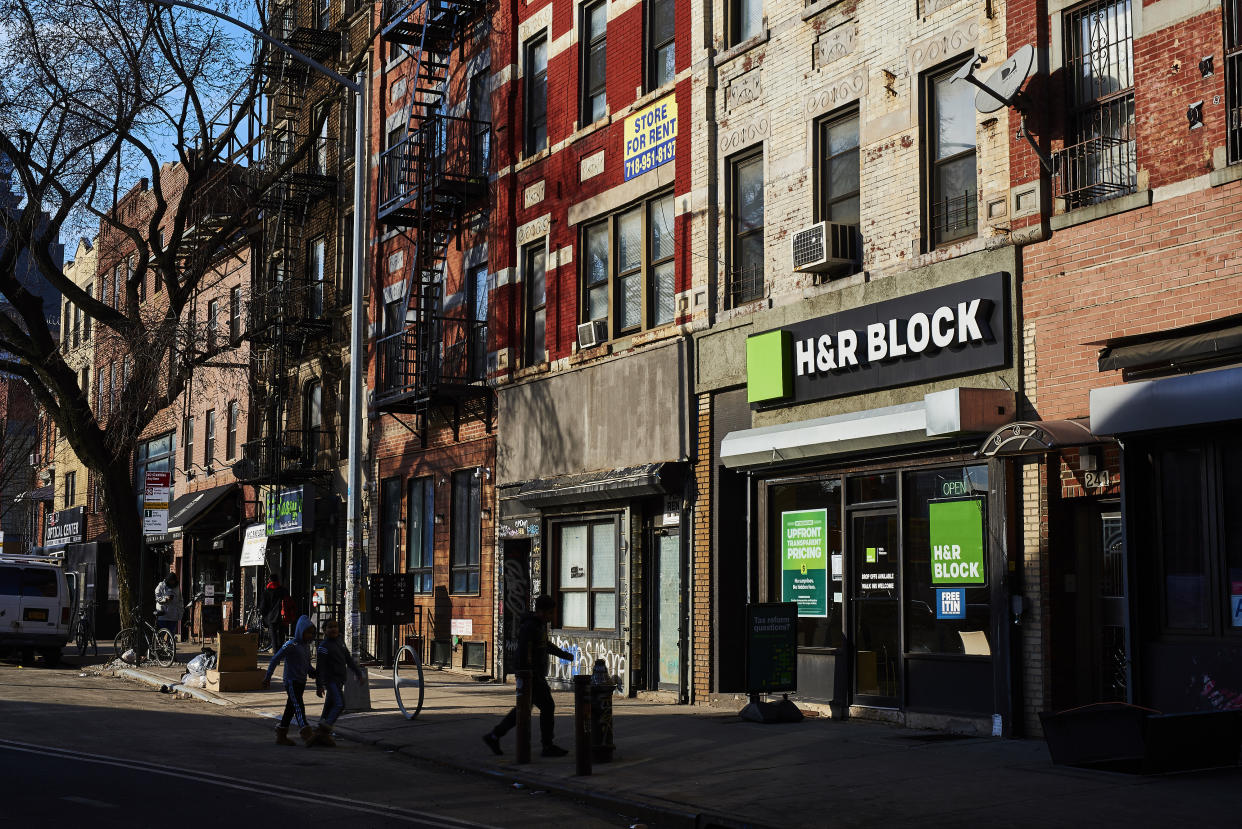 Algunas personas que usan empresas como H&R Block para preparar sus impuestos reportan retrasos en el pago del paquete de beneficios. (Gabby Jones/The New York Times)