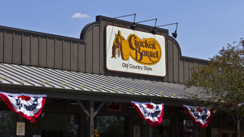 exterior of cracker barrel restaurant