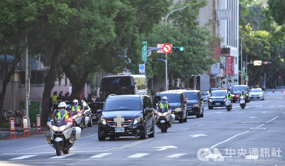 前總統李登輝7月30日在台北榮總辭世，享耆壽98歲。入殮火化禮拜14日上午在台灣基督教長老教會濟南教會舉行，移靈車隊一早從北榮出發，抵達濟南路。（中央社）