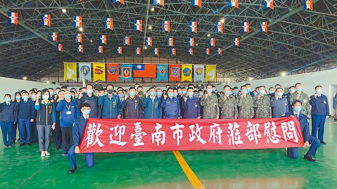 台南市長黃偉哲（前排右九）春節前夕慰勞空軍弟兄。（程炳璋攝）