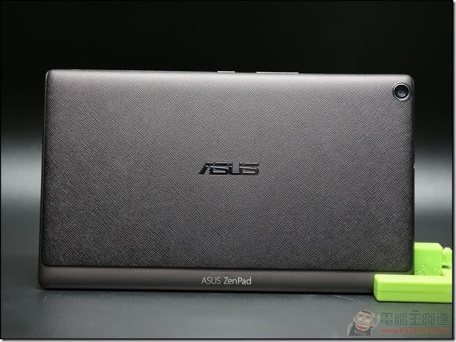 ▲ASUS ZenPad 8.0 共有特務黑、高貴白與粉鑽金三色，阿達這次拿到的是特務黑版本。