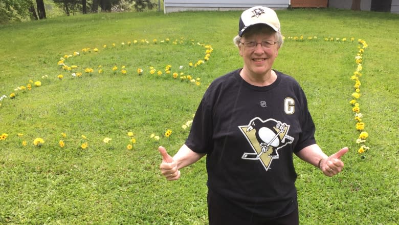 Sidney Crosby fan turns front lawn into a floral 87