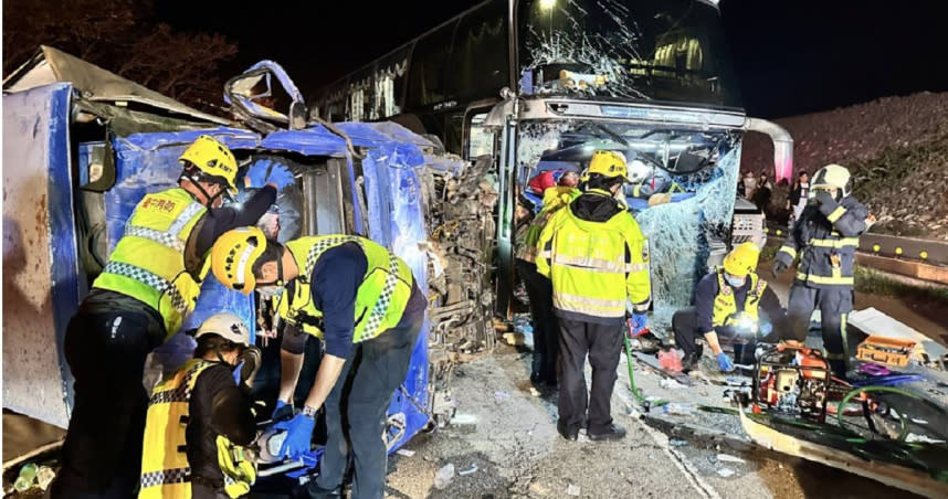 網紅直播主「肥大叔」員工旅遊發生車禍，遊覽車被一輛貨車高速衝撞，2車幾乎撞成廢鐵、車頭全毀。（圖／報系資料照）