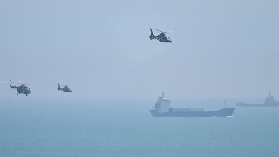 Helicópteros militares chinos sobrevolando la isla de Pigtan.