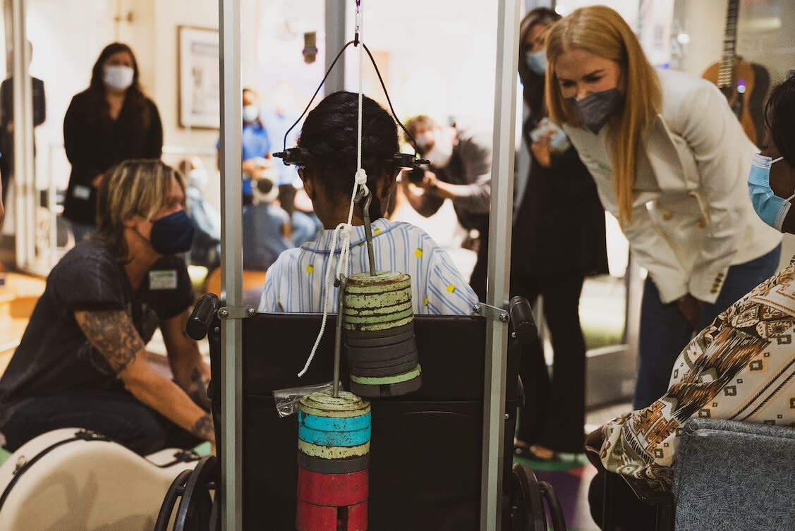 keith urban and nicole kidman visit childrens hospital