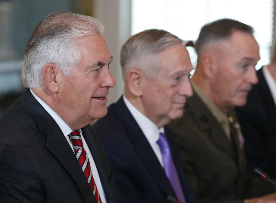 Una reunión en junio de 2017 entre los entonces secretarios de Estado, Rex Tillerson, de Defensa, Jim Mattis, y el jefe del Estado Mayor Conjunto, Joseph Dunford. (Getty Images)