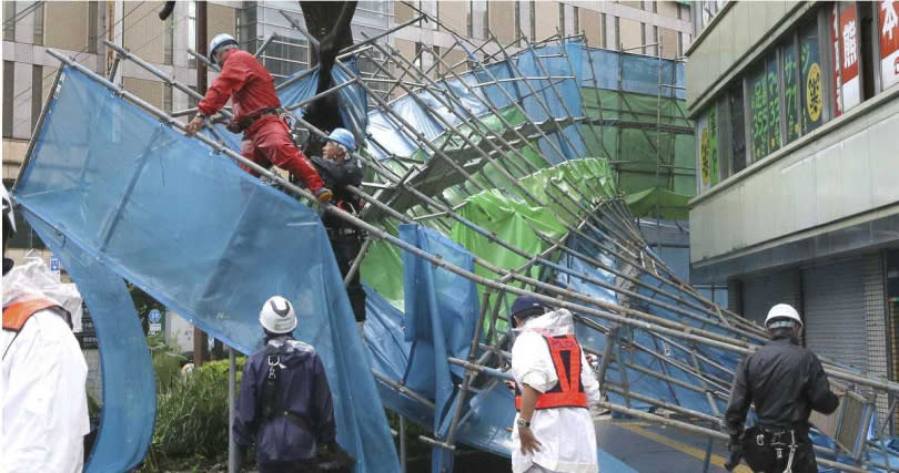 日本熊本縣工人正在拆除被颱風風雨吹倒的鷹架。（圖／達志／美聯社）