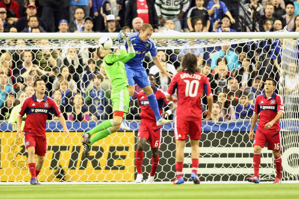 Le gardien de but du Fire de Chicago, Jay Nolly arrête le ballon devant Tyson Wahl de l'Impact de Montréal, lors d'un match disputé le 17 mars 2012. (Photo by Richard Wolowicz/Getty Images)