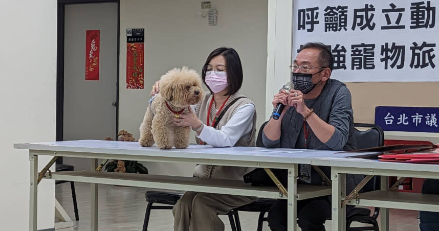 有飼主控訴他講2隻貴賓犬寄宿在寵物旅館內，事後卻接到業者控訴1死1重傷。(圖／翻攝畫面)