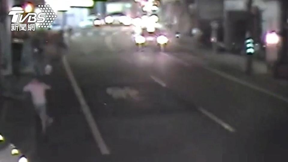 路口監視器拍下林男遭追砍後拔腿狂奔。（圖／TVBS）