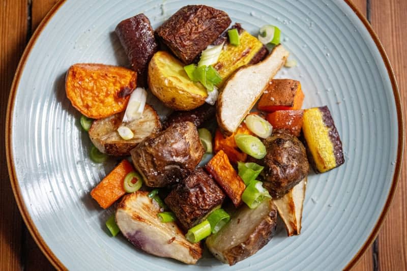 Roasted vegetables with Jerusalem artichoke. Bernd Diekjobst/dpa