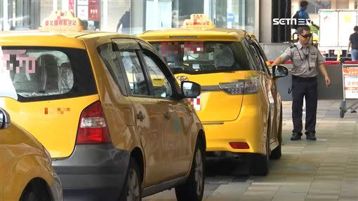 陳時中宣布，搭計程車要戴口罩，若乘客不願意配合，計程車可拒載。