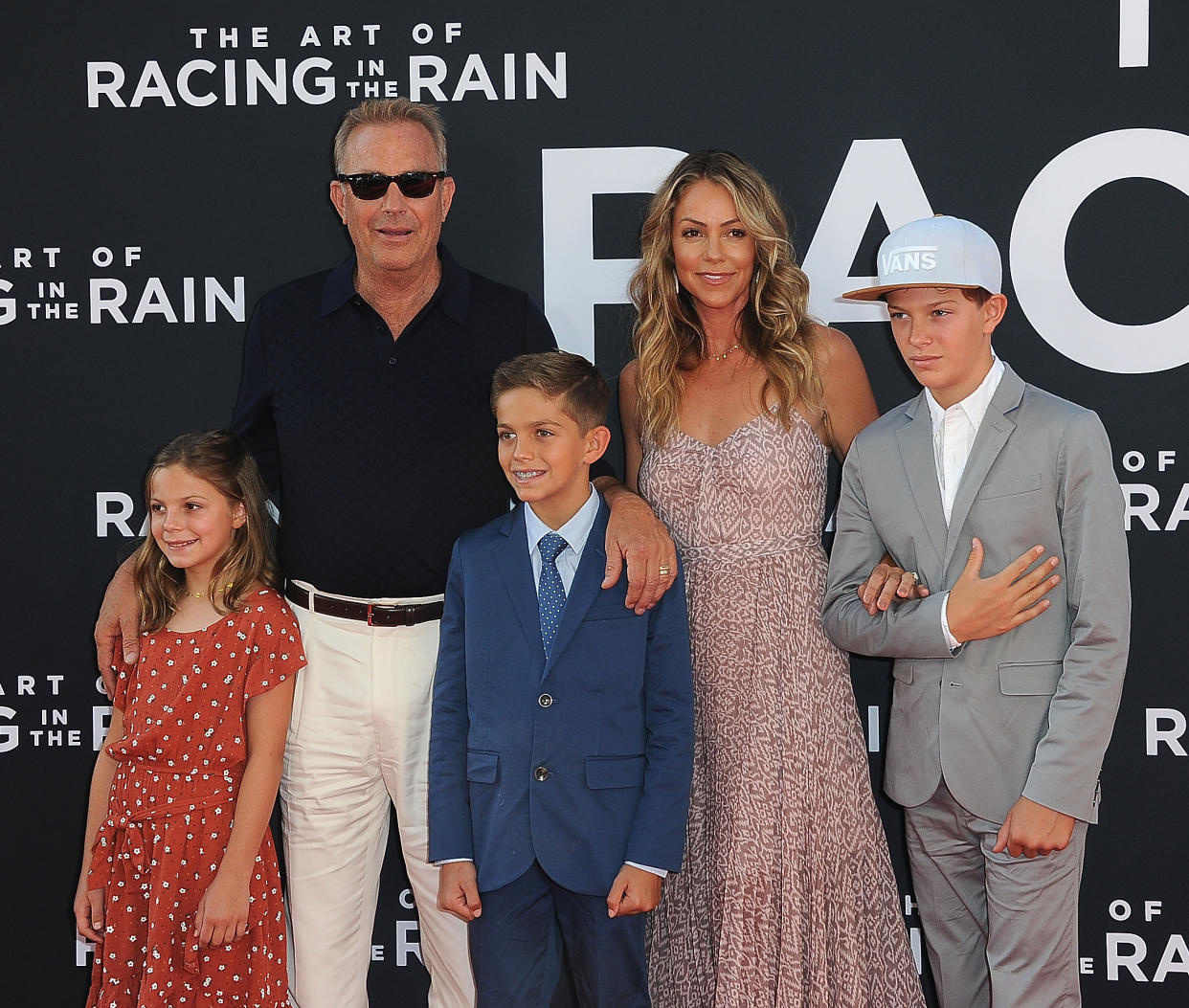 Kevin Costner junto a sus hijos Grace Avery Costner, Hayes Logan Costner, Cayden Wyatt Costner y su exmujer Christine Baumgartner (Foto: Albert L. Ortega/Getty Images)