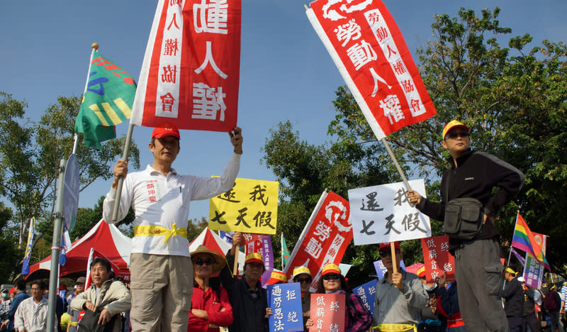 <p>反勞基法修法遊行 勞工高舉旗幟上街頭 (圖) </p>