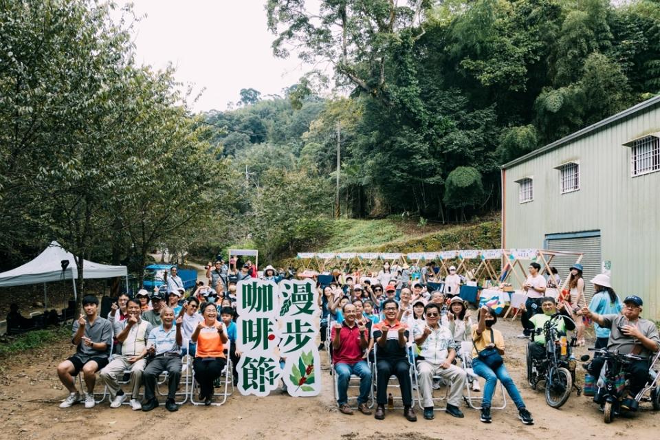 「漫步咖啡節｜草嶺．竹林品咖啡」活動合影（圖：交通部觀光署阿里山管理處）